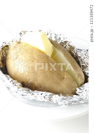 じゃがバターを白背景で撮影 じゃがバターを白背景で撮影 121389472