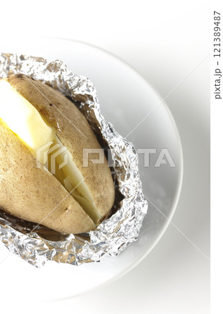 じゃがバターを白背景で撮影 121389487