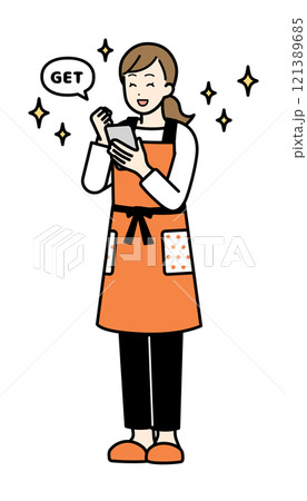 スマホを操作してゲットする主婦　全身 121389685