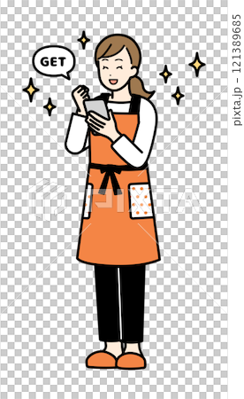 使用智慧型手機取得某物的家庭主婦 - 全身 使用智慧型手機取得某物的家庭主婦 - 全身 121389685