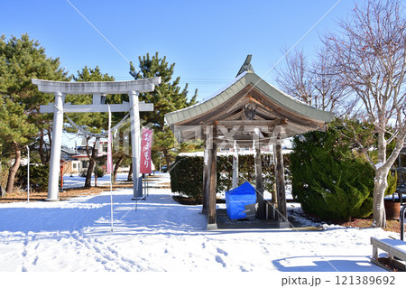 冬の北海道鹿部町で鹿部稲荷神社境内の風景を撮影 冬の北海道鹿部町で鹿部稲荷神社境内の風景を撮影 121389692