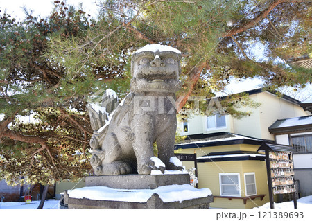 冬の北海道鹿部町で鹿部稲荷神社境内の風景を撮影 冬の北海道鹿部町で鹿部稲荷神社境内の風景を撮影 121389693