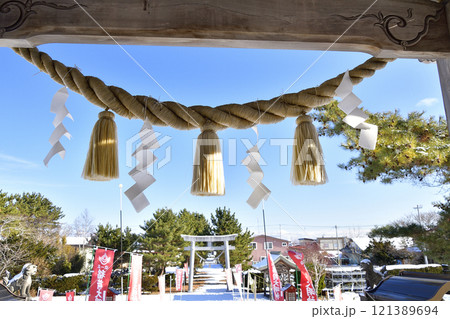 冬の北海道鹿部町で鹿部稲荷神社境内の風景を撮影 冬の北海道鹿部町で鹿部稲荷神社境内の風景を撮影 121389694