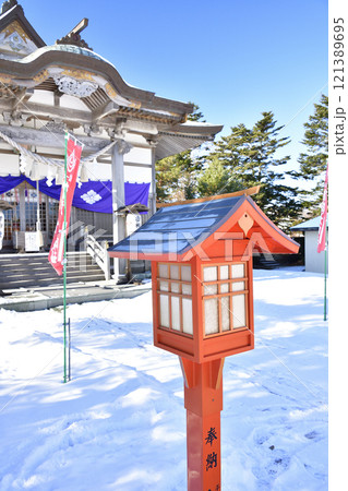 冬の北海道鹿部町で鹿部稲荷神社境内の風景を撮影 121389695