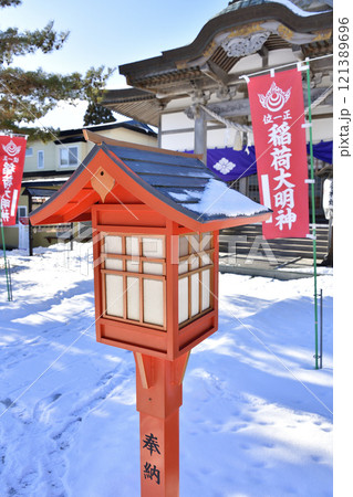 冬の北海道鹿部町で鹿部稲荷神社境内の風景を撮影 121389696