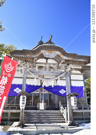 冬の北海道鹿部町で鹿部稲荷神社境内の風景を撮影 121389710