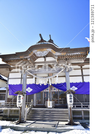冬の北海道鹿部町で鹿部稲荷神社境内の風景を撮影 冬の北海道鹿部町で鹿部稲荷神社境内の風景を撮影 121389711