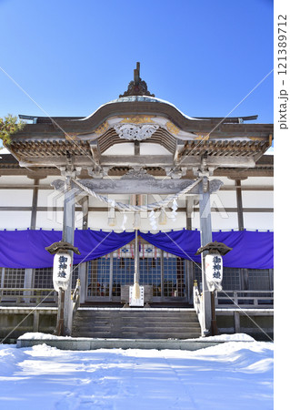 冬の北海道鹿部町で鹿部稲荷神社境内の風景を撮影 冬の北海道鹿部町で鹿部稲荷神社境内の風景を撮影 121389712