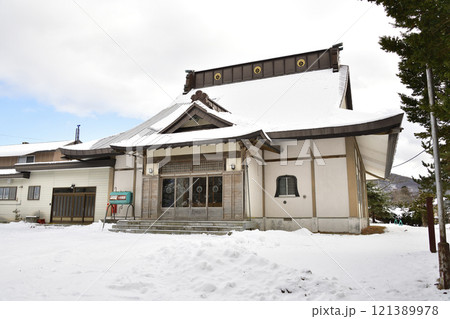 冬の北海道七飯町で光岳山大信寺境内の風景を撮影 121389978