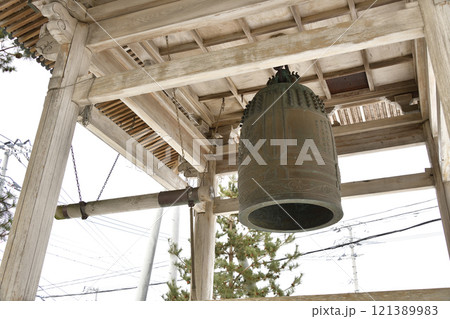 冬の北海道七飯町で光岳山大信寺境内の風景を撮影 121389983