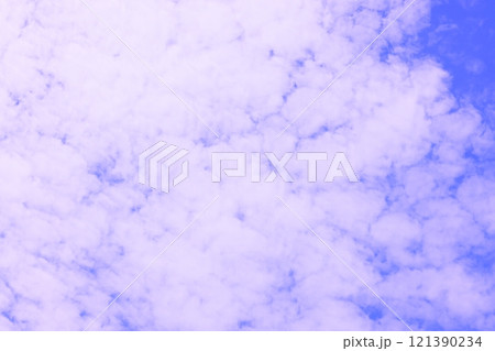 青空に浮かぶ雲(背景素材) 121390234