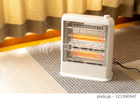 部屋に電気ヒーター 121390347
