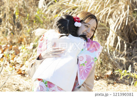 着物を着た3歳の女の子とママ 121390381