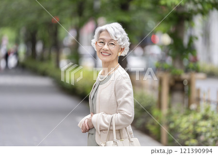 カメラ目線で笑顔のシニア女性 121390994