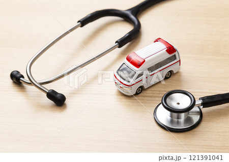 聴診器と救急車 121391041