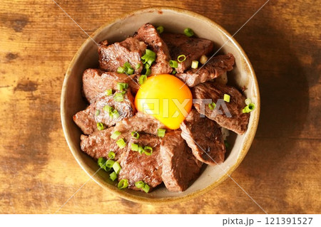 美味しそうな牛ハラミ丼 121391527