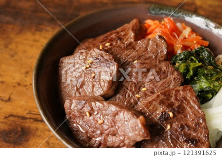 牛ハラミで作るビビンバ風牛ハラミ丼 121391625