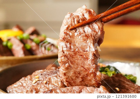 たっぷりのタレにつけた牛ハラミの焼肉 たっぷりのタレにつけた牛ハラミの焼肉 121391680