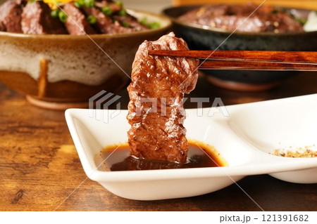 たっぷりのタレにつけた牛ハラミの焼肉 たっぷりのタレにつけた牛ハラミの焼肉 121391682