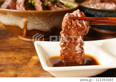 たっぷりのタレにつけた牛ハラミの焼肉 121391683