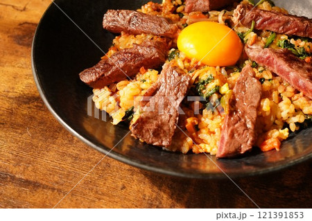 ビビンバ風焼きめしの上に牛ハラミの焼肉と卵黄 ビビンバ風焼きめしの上に牛ハラミの焼肉と卵黄 121391853