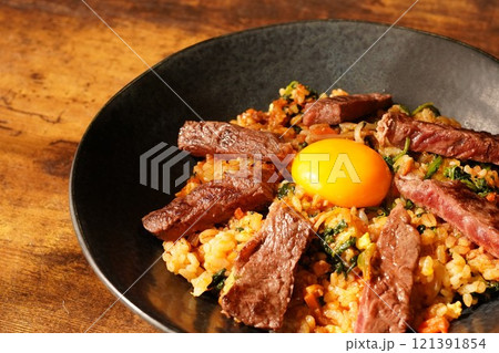 ビビンバ風焼きめしの上に牛ハラミの焼肉と卵黄 ビビンバ風焼きめしの上に牛ハラミの焼肉と卵黄 121391854