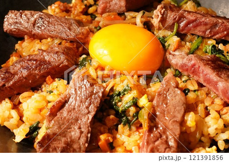 ビビンバ風焼きめしの上に牛ハラミの焼肉と卵黄 ビビンバ風焼きめしの上に牛ハラミの焼肉と卵黄 121391856