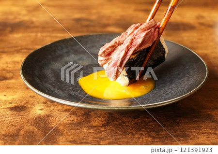 卵黄と牛ハラミ焼肉と海苔とごはん 卵黄と牛ハラミ焼肉と海苔とごはん 121391923