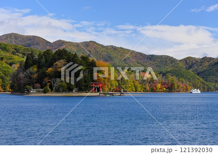 秋の信州信濃町 青い野尻湖の弁天島(宇賀神社)に白い遊覧船映える 秋の信州信濃町 青い野尻湖の弁天島(宇賀神社)に白い遊覧船映える 121392030