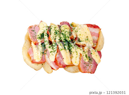 ベーコンとポテトのチーズグリル【白背景・切り抜き】 121392031