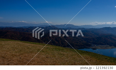 木崎湖と紅葉の山並み　長野県大町市 121392130