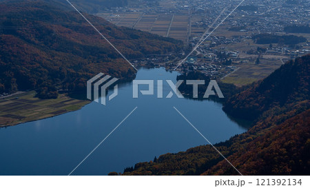 木崎湖と紅葉の山並み 長野県大町市 木崎湖と紅葉の山並み 長野県大町市 121392134