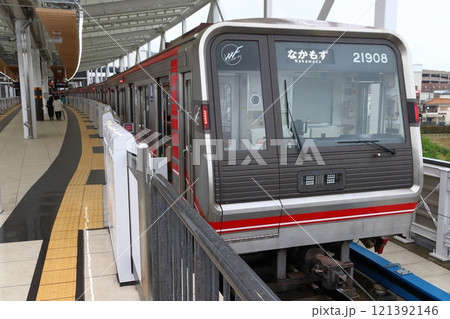箕面萱野駅に停車中の大阪メトロ御堂筋線21系電車 121392146