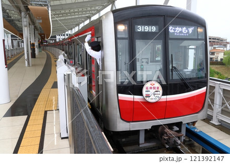 箕面萱野駅に停車中の大阪メトロ御堂筋線30000系電車（北大阪急行延伸HM） 121392147