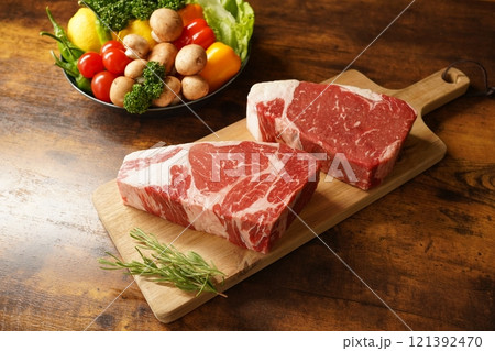 牛ロース厚切りポンドステーキ 121392470