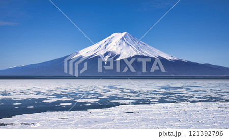 オホーツク海の流氷と富士山合成 オホーツク海の流氷と富士山合成 121392796