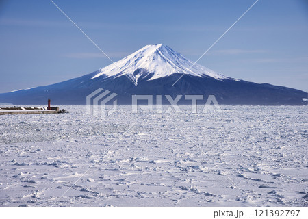オホーツク海の流氷と富士山合成 オホーツク海の流氷と富士山合成 121392797