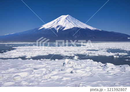 オホーツク海の流氷と富士山合成 121392807