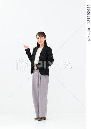 ビジネス　ミドル女性　手かざし 121392936