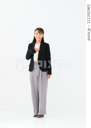 ビジネス　ミドル女性　全身 121392965
