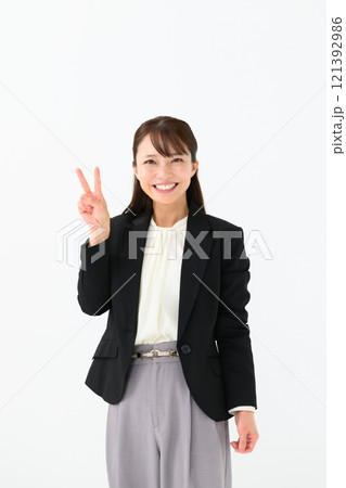 ビジネス　ミドル女性　ピース 121392986