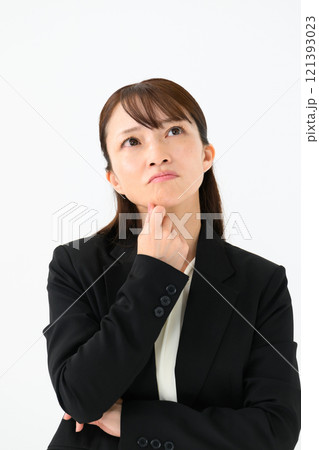 ビジネス　ミドル女性　悩む 121393023