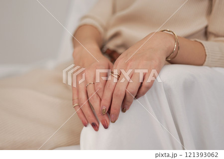 女性の手元 121393062