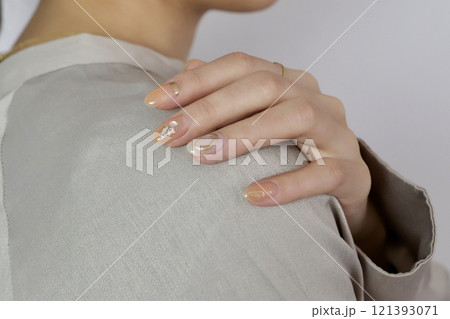 女性のネイル 女性のネイル 121393071
