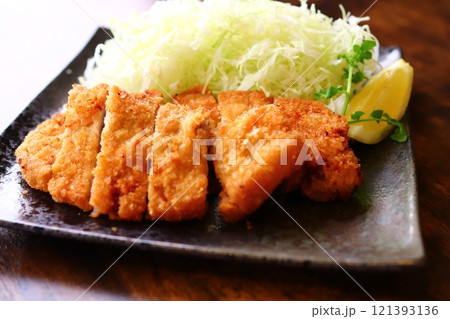 国産豚ロース肉厚とんかつ 121393136
