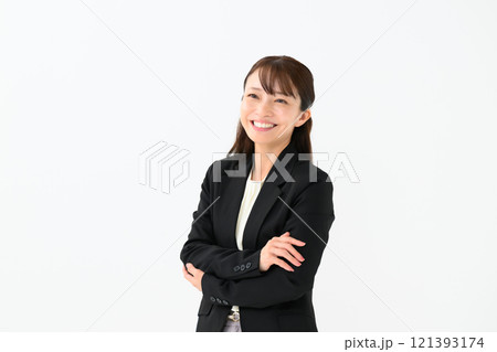 ビジネス　ミドル女性　腕組み 121393174