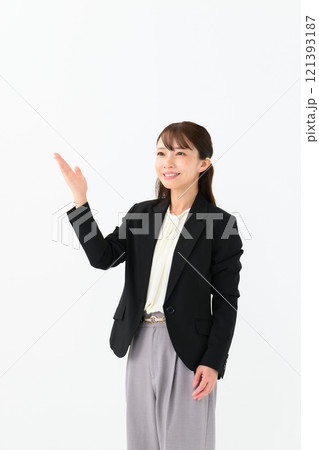 ビジネス ミドル女性 手かざし ビジネス ミドル女性 手かざし 121393187