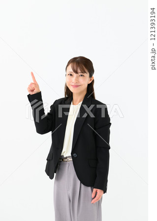 ビジネス　ミドル女性　指差し 121393194