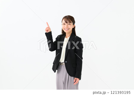 ビジネス ミドル女性 指差し ビジネス ミドル女性 指差し 121393195