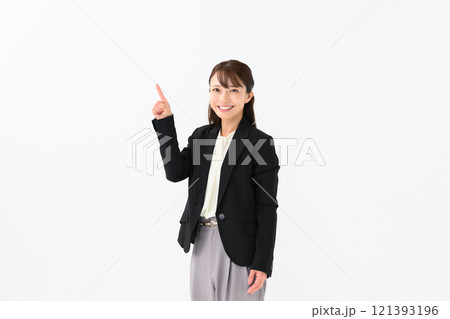 ビジネス ミドル女性 指差し ビジネス ミドル女性 指差し 121393196